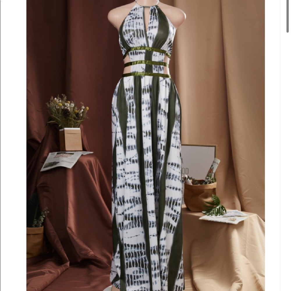 NEW‼️Backless Halter Print Dress - Picture 3 of 5